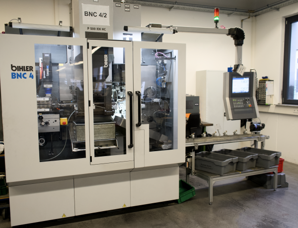 moderner NC-Stanzbiegeautomat